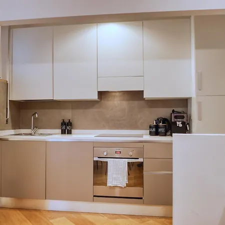 Apartment Stadium Stay- Central, Quiet, Easy Parking *